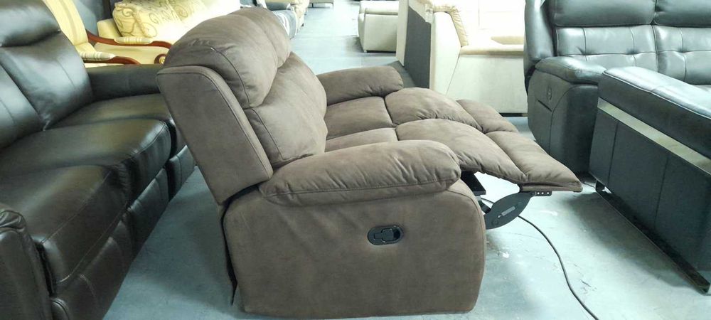 Кафяв диван от плат двойка с ръчен релаксиращ механизъм