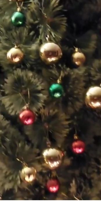 Новогодняя ёлочка вместе с игрушками .