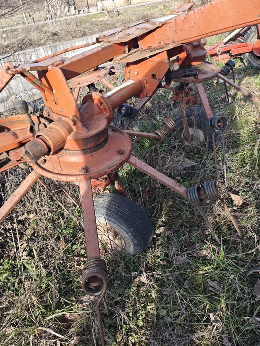 Grebla kuhn de împrăștiat, răsfirat fan, răvășit ; împrăștietoare