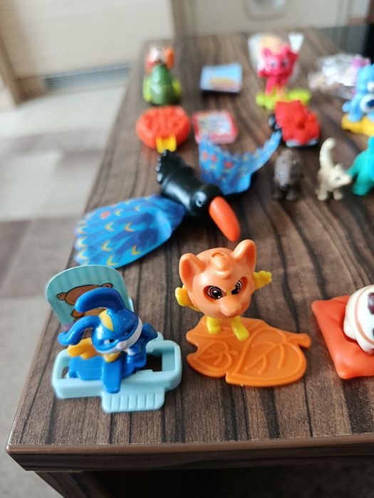 Лего различни фигурки и киндер играчки от яйца