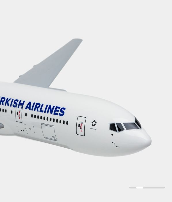 Самолет модел   BOEING 777-300 Turkish Airlines)  led podstavkoy
TURKI