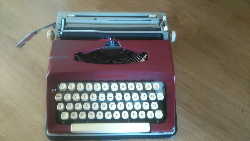 Пишеща машина с куфар - бордо, кирилица