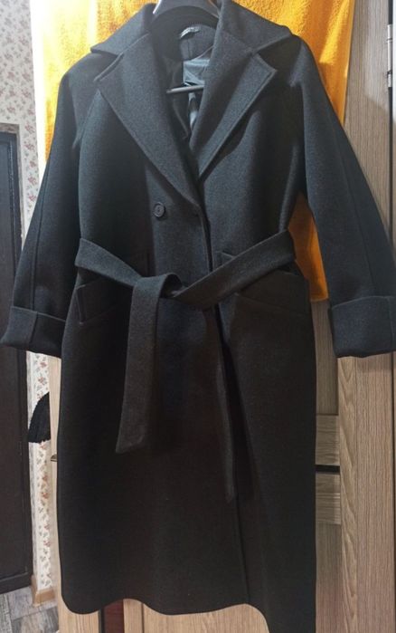 В продаже чёрный пальто
