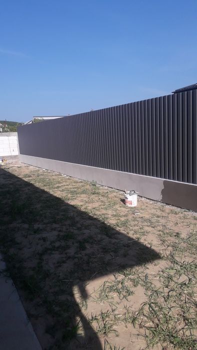Garduri din sipca metalica si plasa bordurata
