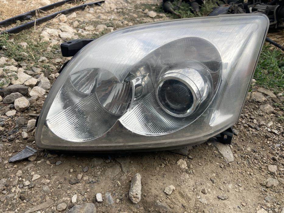 Оригинален ляв Фар за Тойота Авенсис Ксенон Т25 2003- 2007г