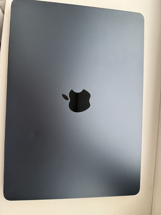 Продам макбук Apple MacBook Air 13 2025 / 16 Гб / SSD 256 Гб