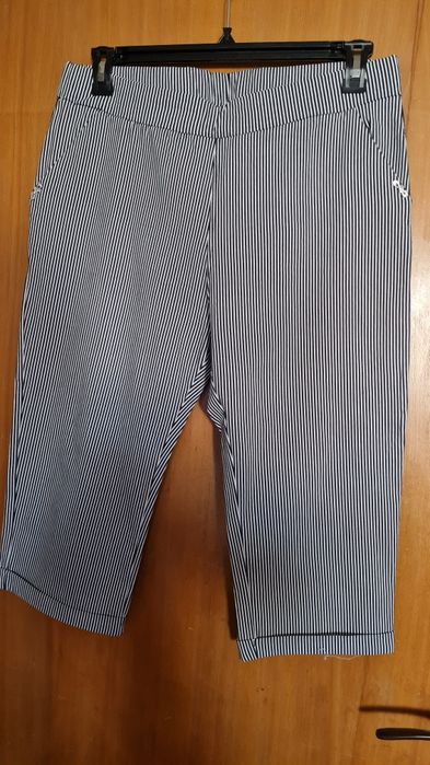 De vânzare două perechi de pantaloni treisferturi.