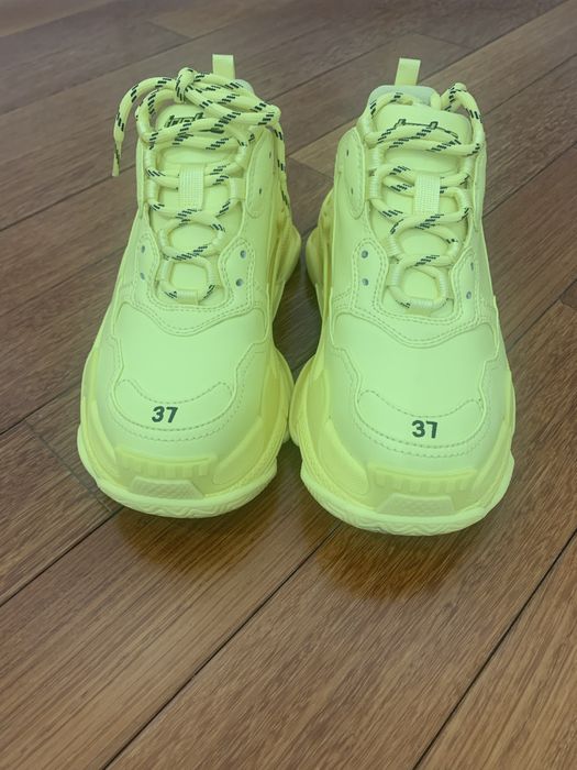 Продаю кроссовки