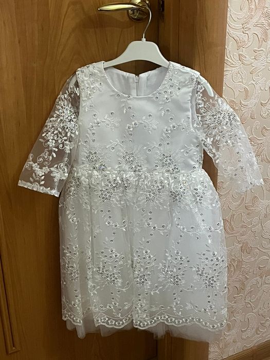 Продам новое платье на 4-5 лет