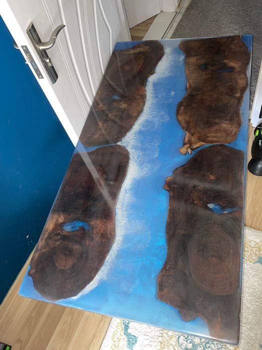 Холна маса от естественно орехово дърво