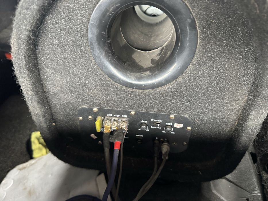 Продам сабвуфер с усилителем