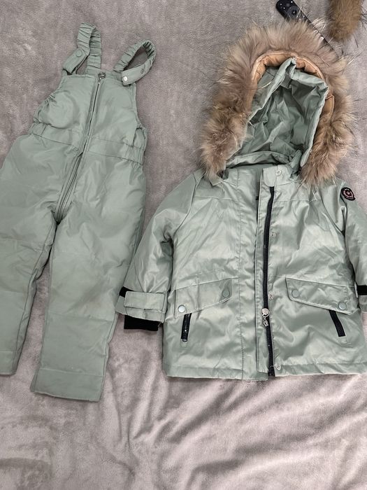 детский зимний комбинезон мятного цвета.