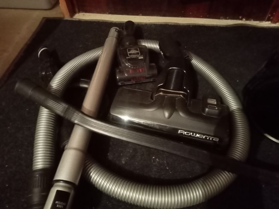 Aspiratoare cu fir Dyson și Rowenta