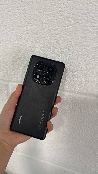 Xiaomi Redmi Note 14 Pro в чёрном цвете.