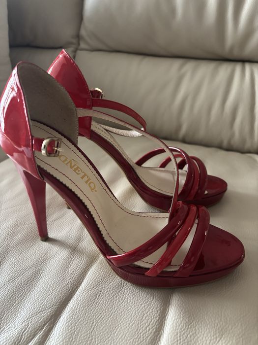 Sandale rosii, Magnetiq