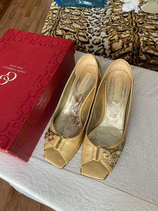 Продам нарядные женские туфли