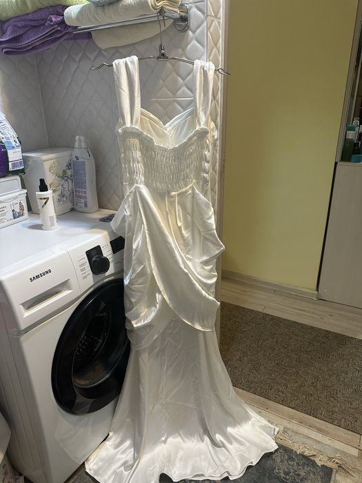 Продам белое платье,ни разу не одевала