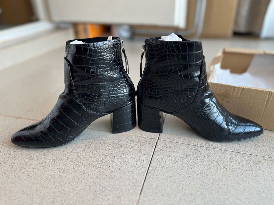 Botine Stradivarius din imitație de piele de șarpe lăcuită mărimea 37