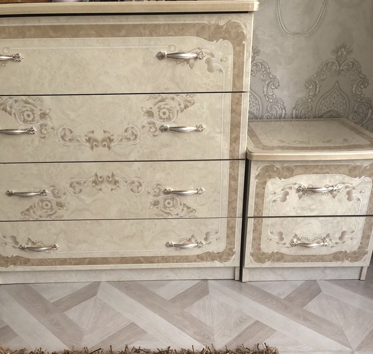 Комод и две тумбочки,