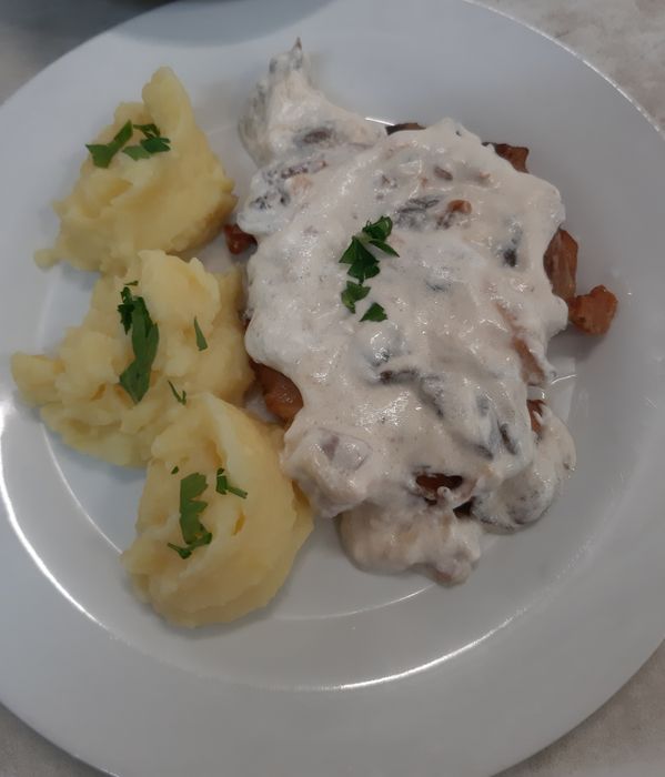 Готвени ястия, супи, салати, скара и десерти.