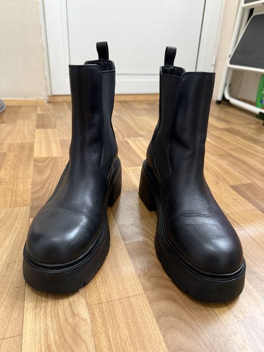 Чисто нови боти от едтествена кожа на марката Liu Jo