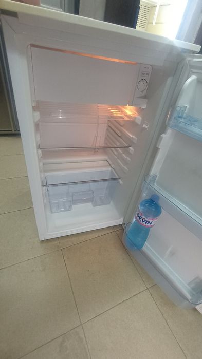 Малък хладилник с камера