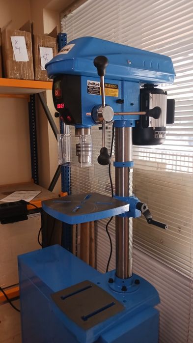 Настолна бормашина UNIMARK. С вариатор за  оборотите. Здрава,Нова