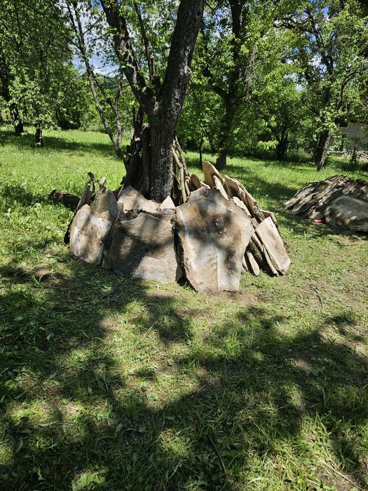 Пподавам каменни плочи(тикли)голямо разнообразие. Дъбови и букови греди и множество други матеряли и предмети от камък и дърво и др.