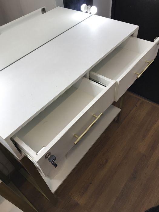 Визажный стол для макияж