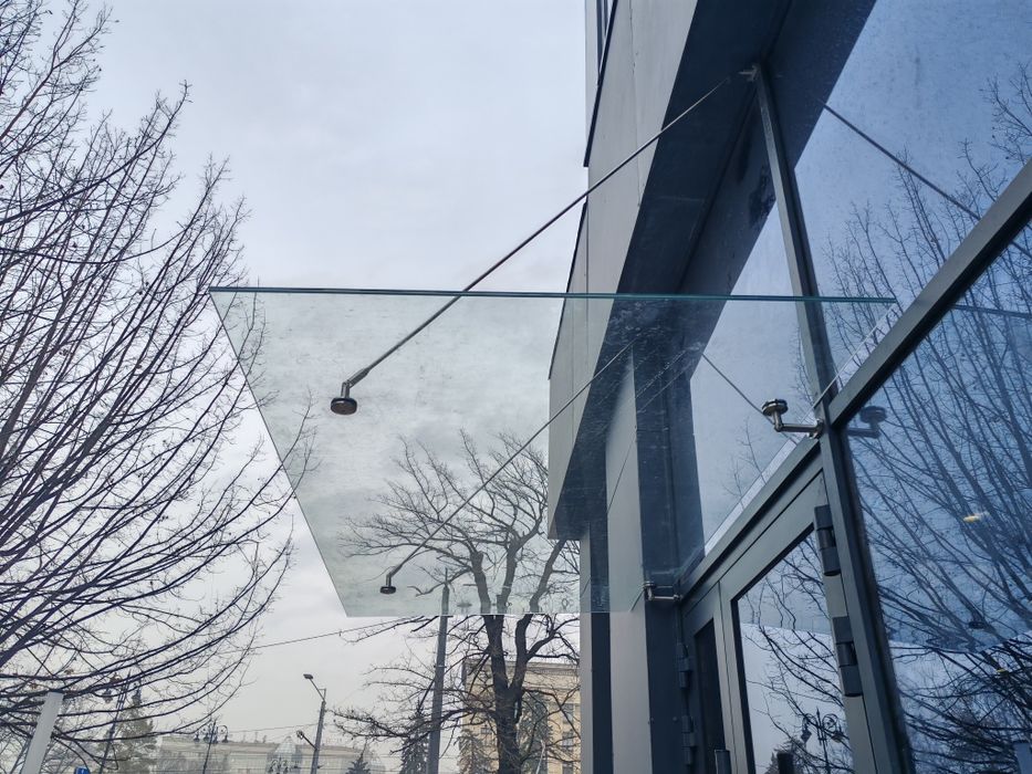 Перила из стекло для лестница на балконе