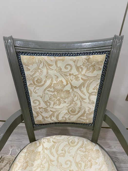 Стулья-кресла, натуральное дерево.