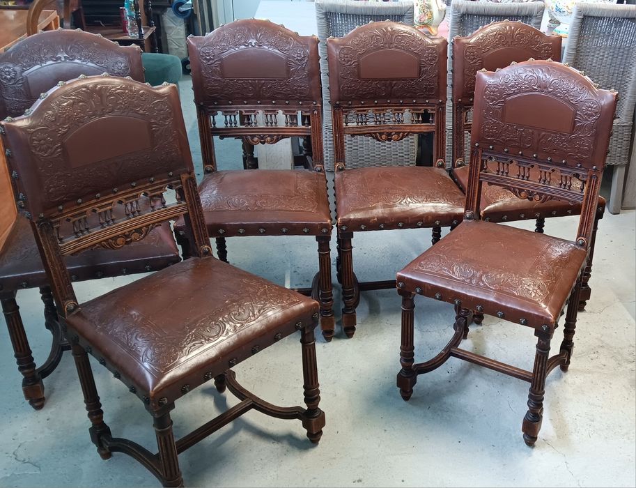 Антикварен комплект - бюфет, разтегателна маса и шест стола