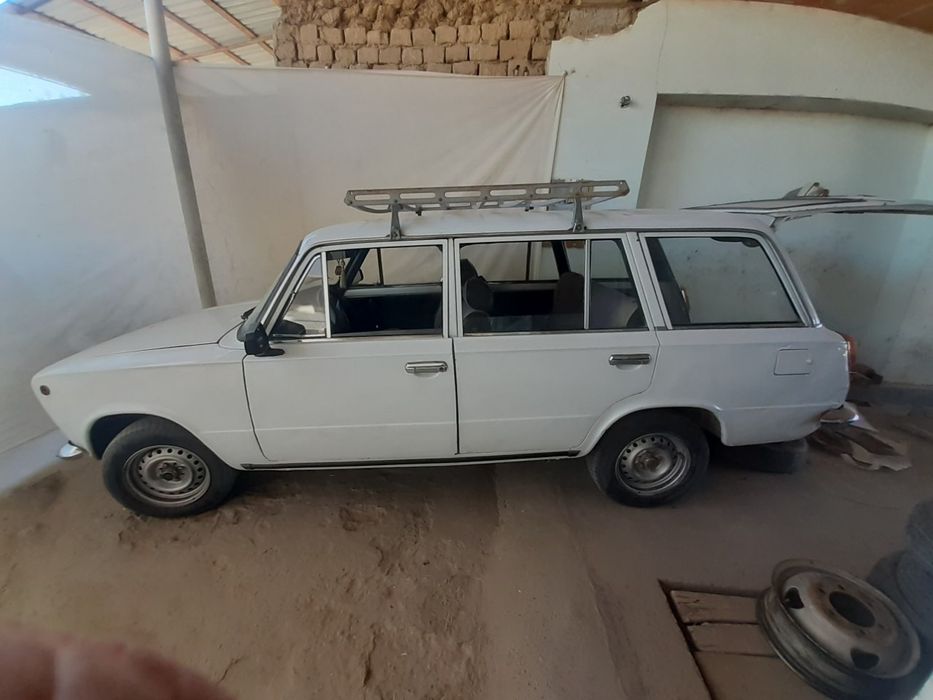 Moshina vaz 2102 yili 1975 xolati yaxshi mator karopka zadni ishi yoq