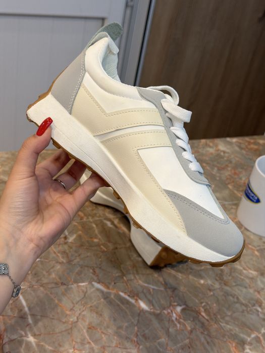 Продам новые кроссовки белые