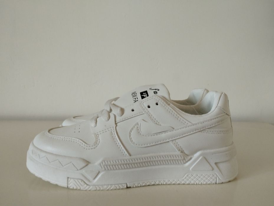 Кроссовки женские