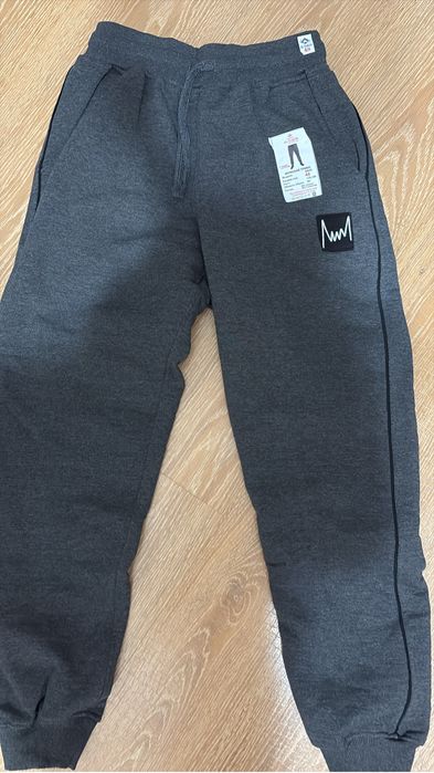 продается много мужской одежды