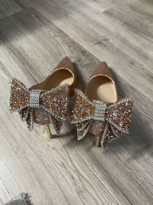 Розови токчета, 40 номер