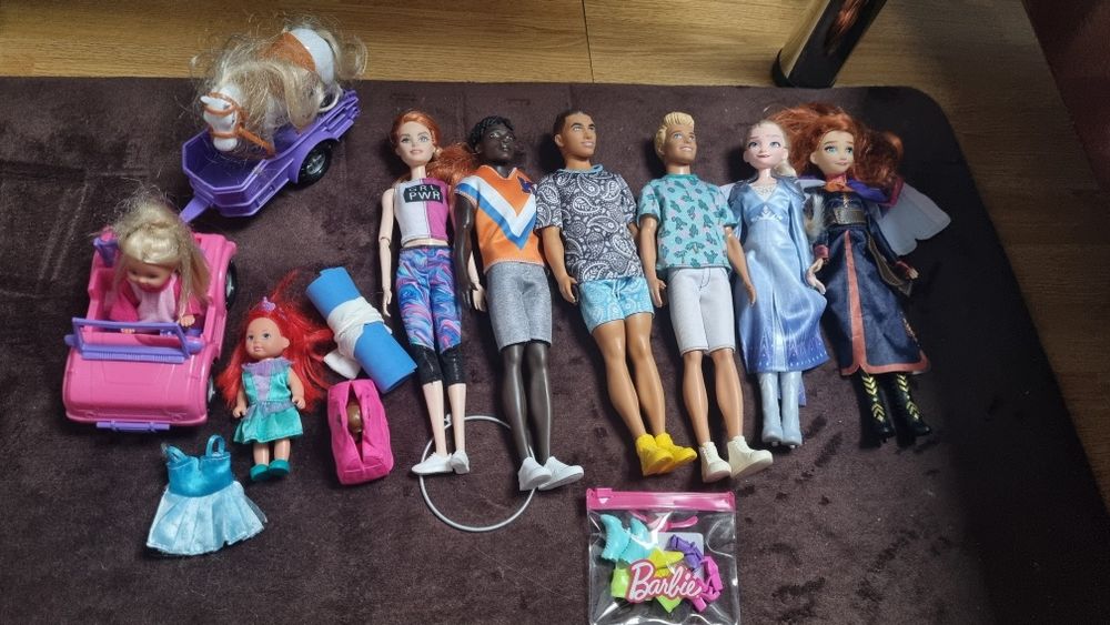 Păpuși Barbie baieti si fete