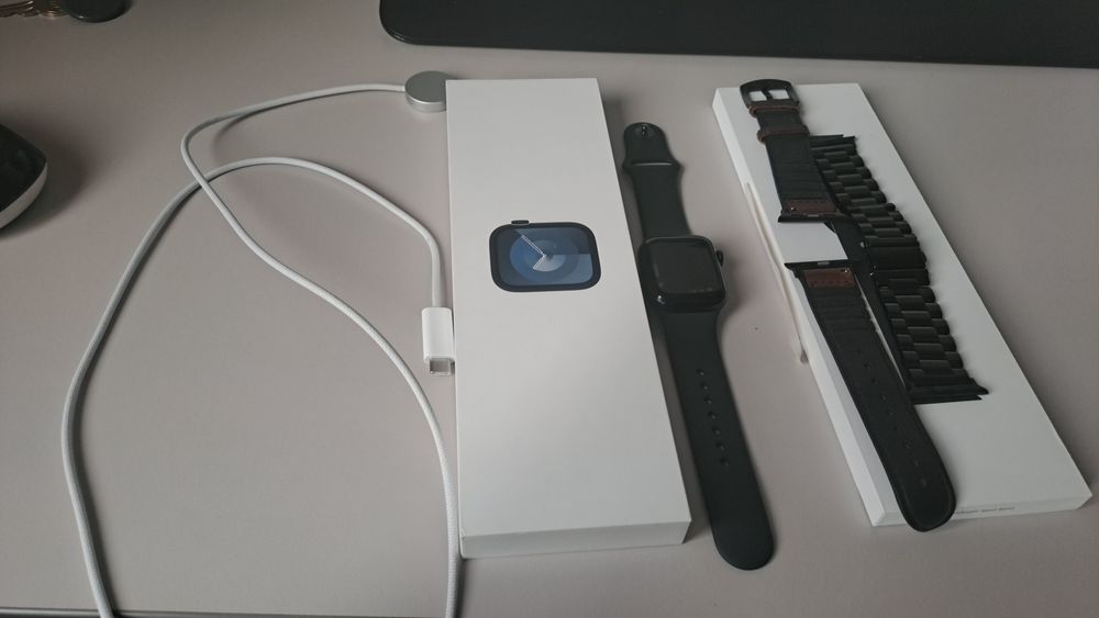 • Apple Watch Series 9, 41 мм