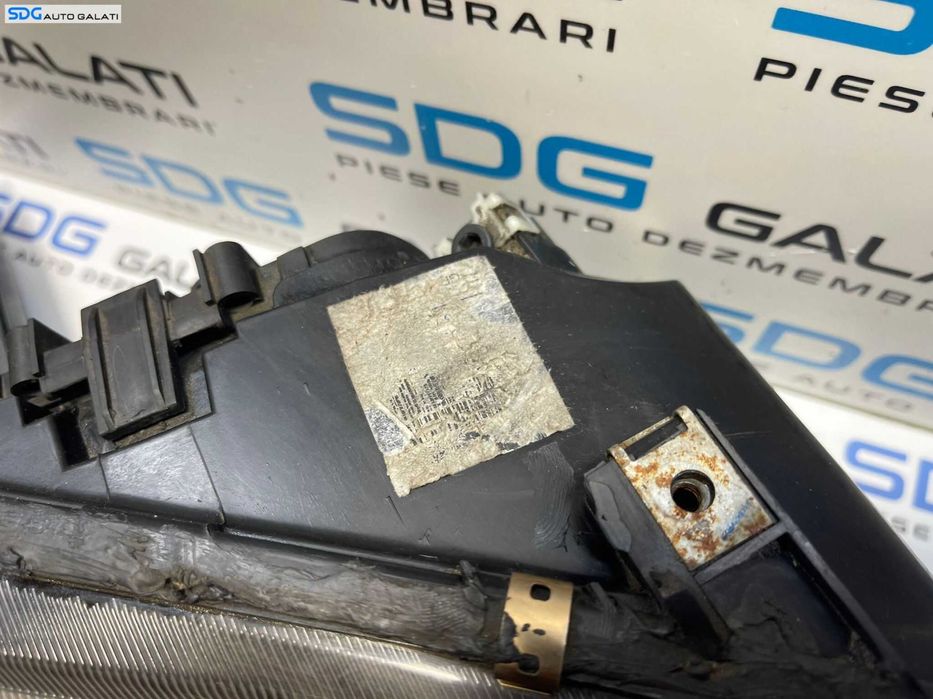 Far Dreapta Xenon cu Lupa si Modificare Banda Led Mazda 6 2002 - 2008 Cod 130732908601 [B3007]