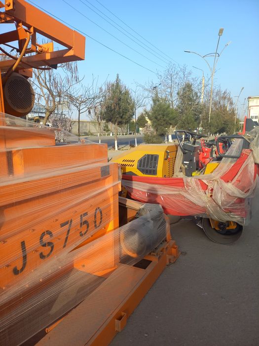 Каток в Узбекистане. Бренд Асфальт выбро каток . 3 тоннали . 51 от куч