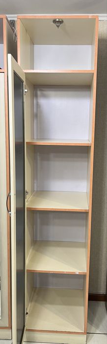Закрытый шкаф с зеркалом