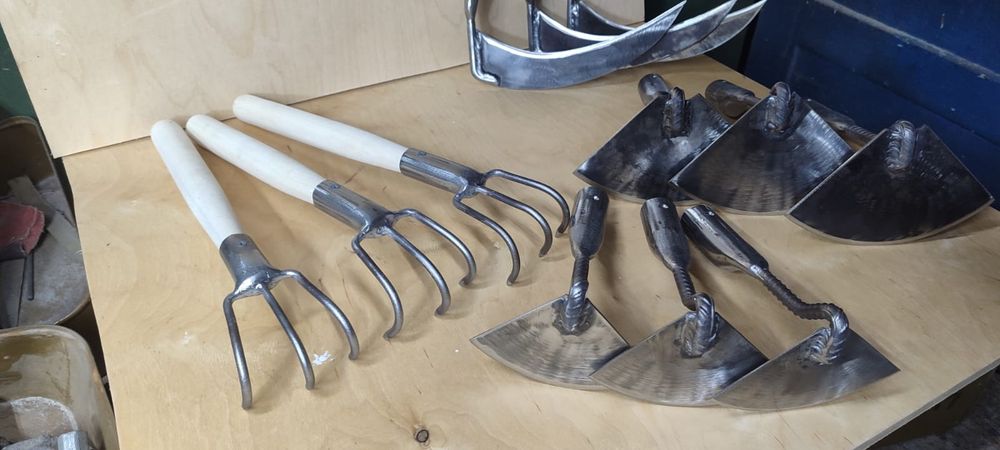 Тяпки, грабли, серпы