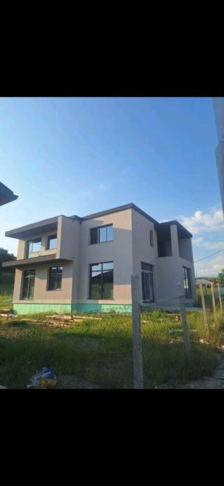 Луксозна разчупена къща със 2 входа и кладенец