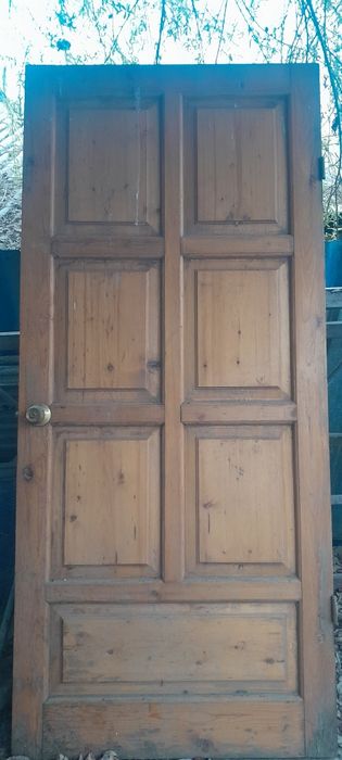 Дверь из чистого дерева  !