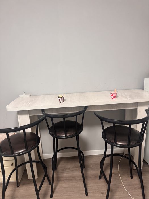 стол и стулья