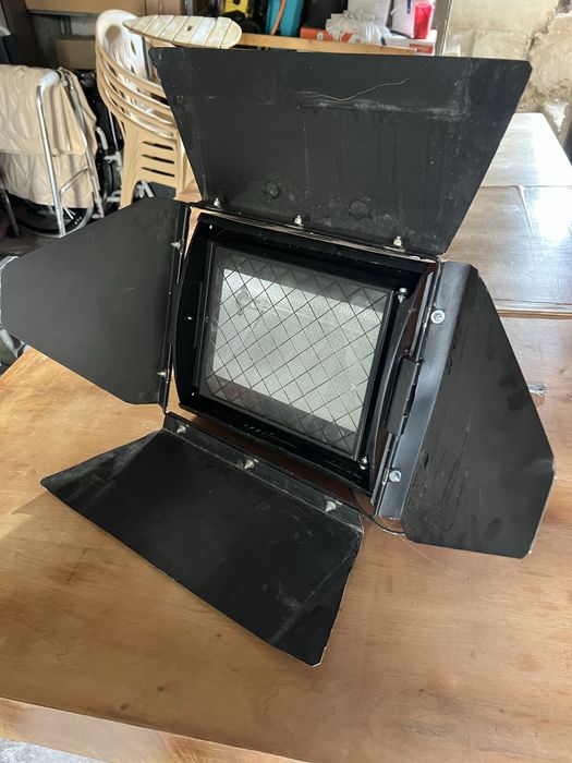 Прожектори и вани за студийно, сценично осветление