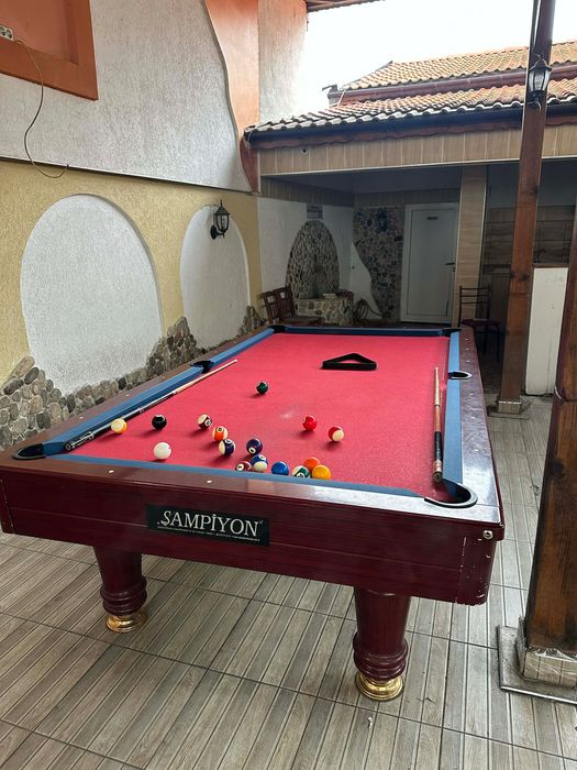 Билярдна маса в отлично състояние + бонус резервни топки
