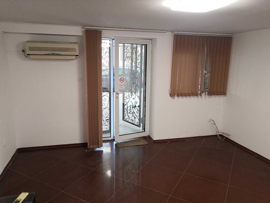 Дава се под наем Офис в Варна, Базар Левски - 40 кв.м за 229.5 € - Снимка #2