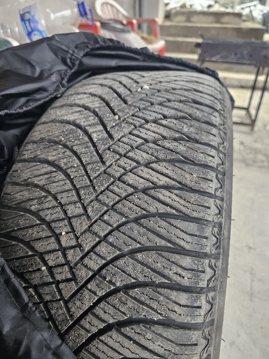 Продавам 2бр всесезони гуми 235 40 18